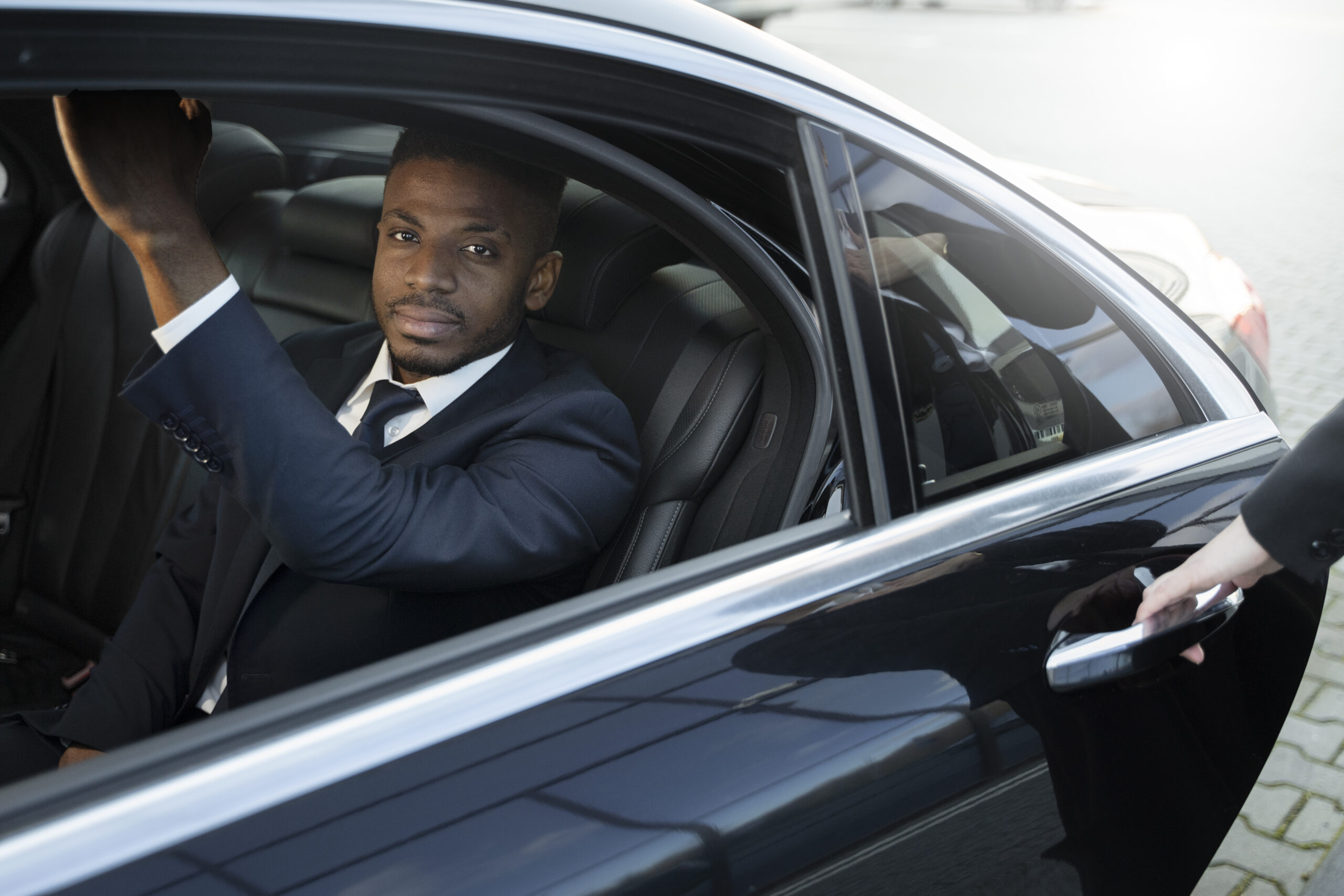 elegant-uber-driver-giving-taxi-ride (1)