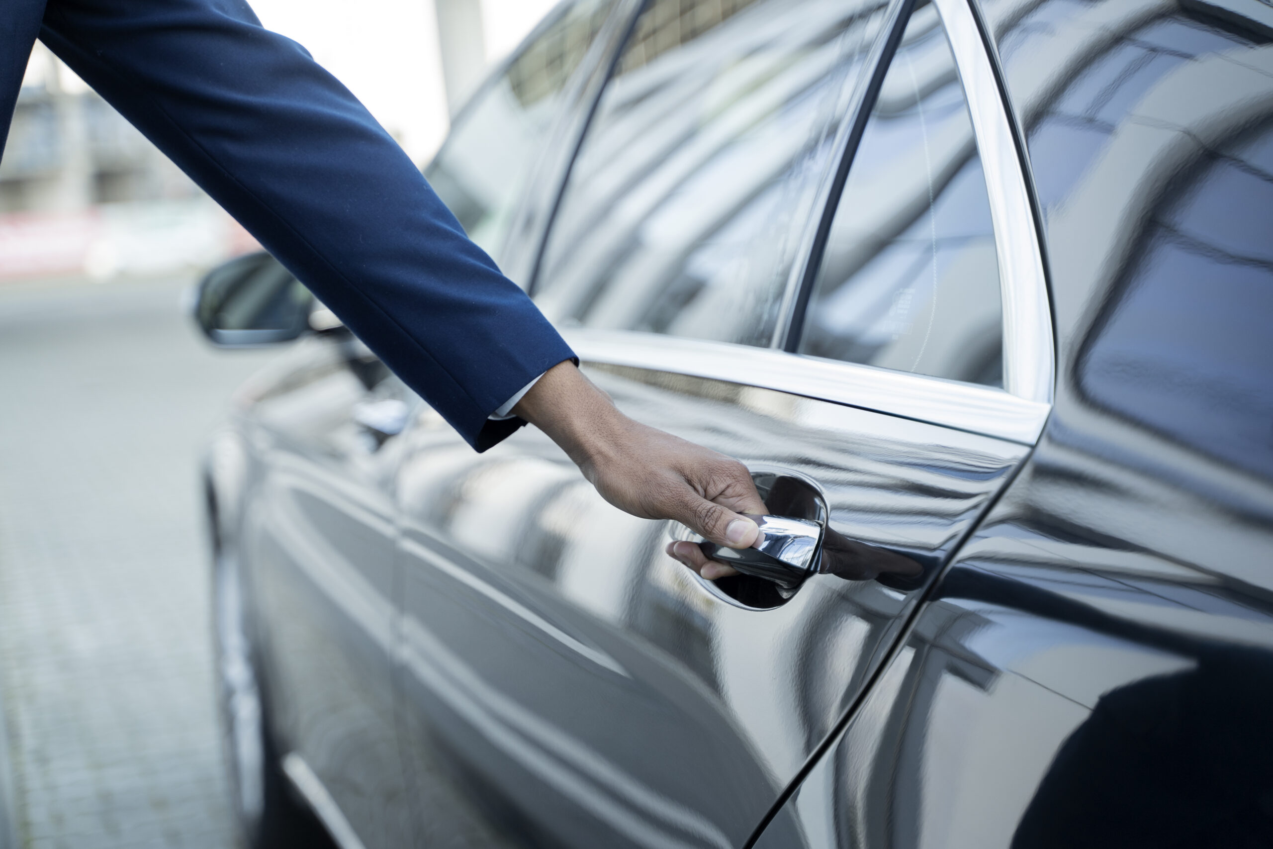 elegant-uber-driver-giving-taxi-ride (2)