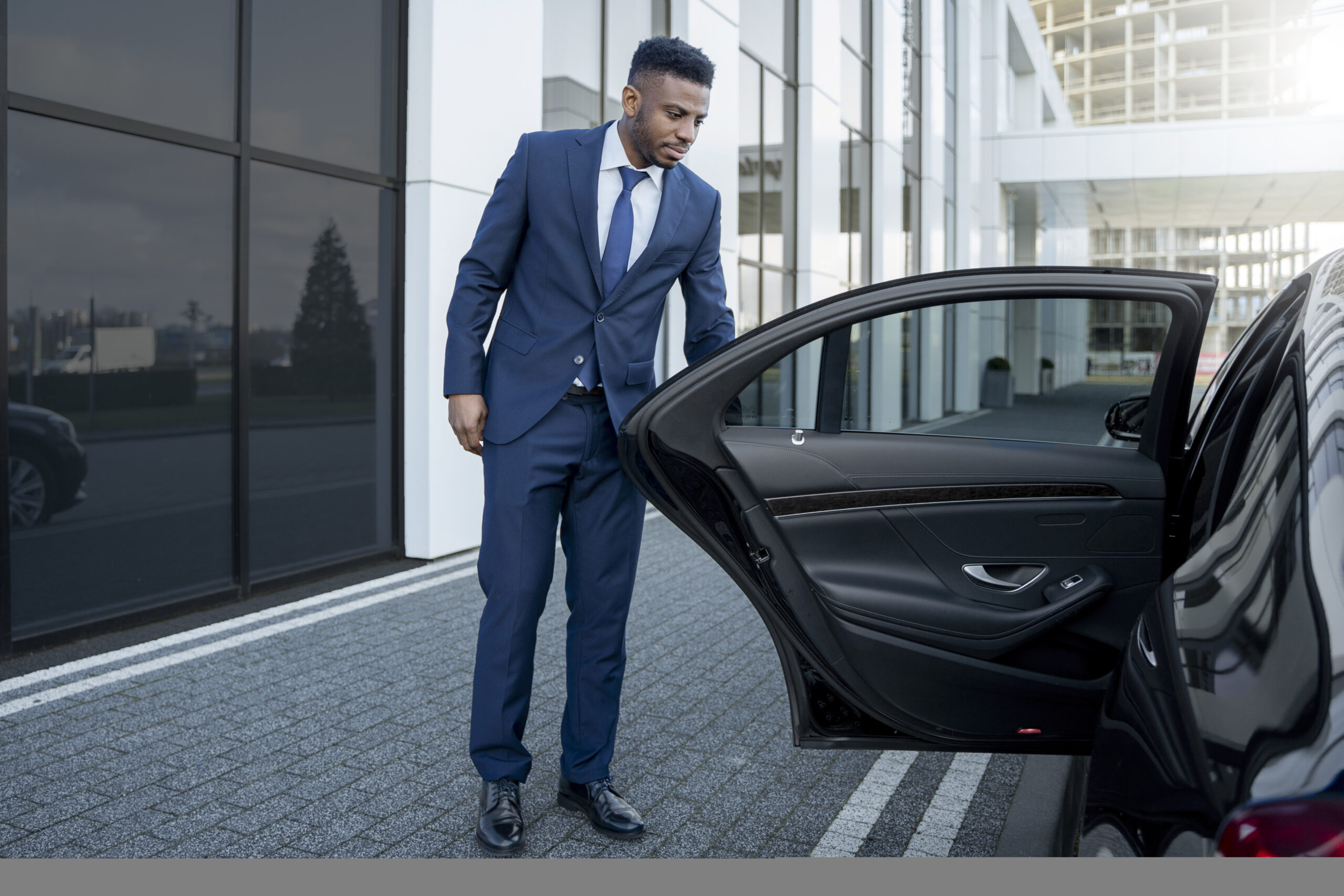 elegant-uber-driver-giving-taxi-ride (3)