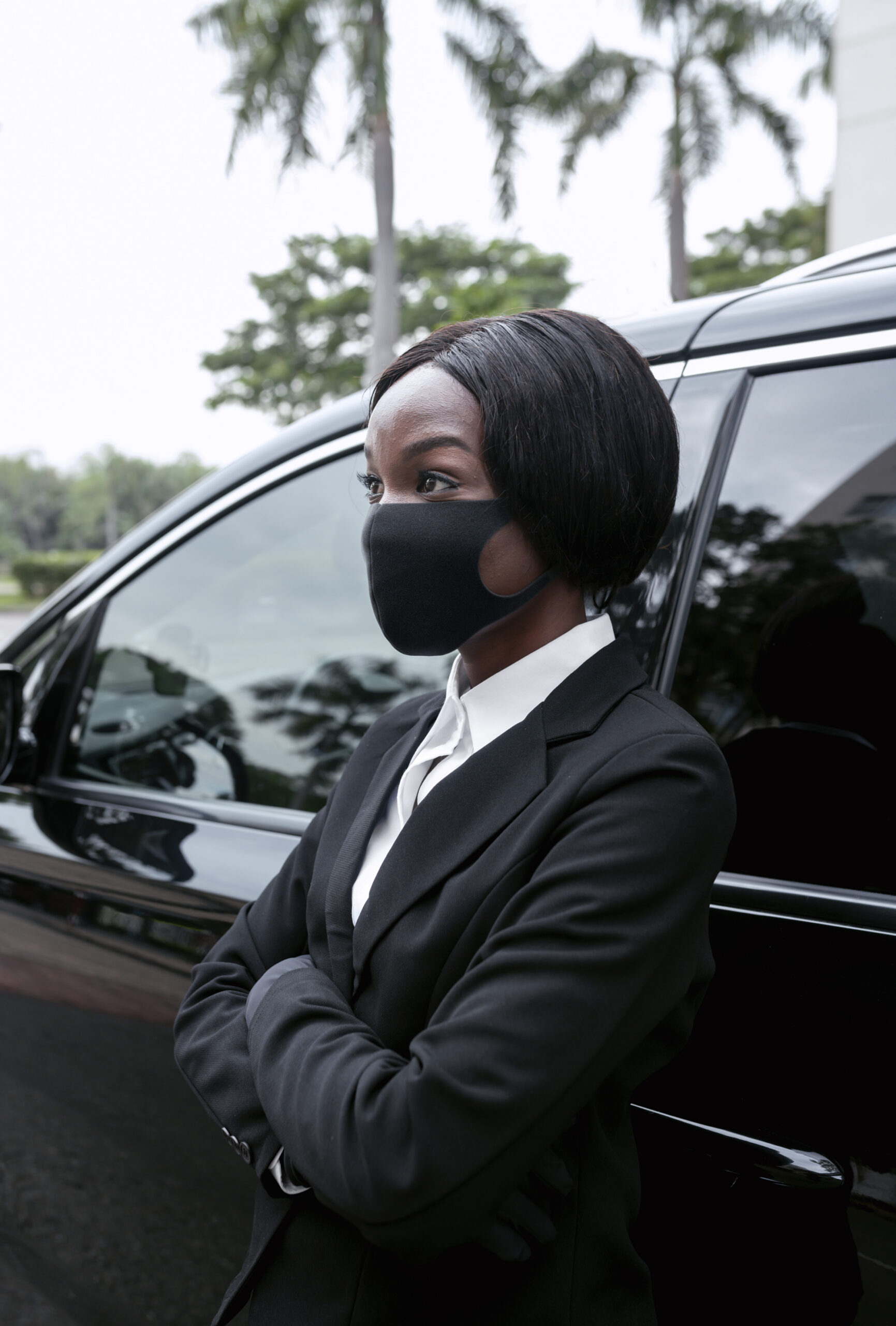 taxi-driver-waiting-her-client